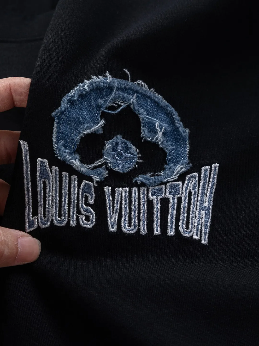 🅿️200 Louis Vuitton 1V LV lv slightly wide version S-XL LV 26ss new products are available at counters simultaneously. Multiple craftsmanship. Water-worn front and rear denim patches with letters 🪡 embroidery. Round neck short-sleeved T-shirt, same style for men and women! Consigned to one-to-one creation. Synchronized with the official website, pure cotton fabrics at the counter! It is close to the skin and comfortable, durable and easy to wear. It has a classic and simple logo design and meticulous original craftsmanship. Short-sleeves, a must-have item for men, do not appear to be the same for the general public, but must be unique and eye-catching. This LV short-sleeve is all about quality, comfort, the same shape and fashion as always, including fabrics and cutting techniques. All of them have been made with great effort! 320 grams of washed pure cotton fabric, pure cotton is breathable, very refreshing and comfortable for daily wear. The rib knitting on the neckline is smooth and tight, and the neckline will not be skewed if you toss it at will. The loose version, you will find that it looks really good on the upper body. The overall is minimalist and neat, super versatile for daily use! Pair it casually with a pair of pants for a youthful look. A T-shirt will make your outfit crazy. It is a fashionable item that can never go wrong! Color: Black White Size: S-XL Size chart: S: Shoulder width 50-Bust 56-Length 70 M: Shoulder width 52-Bust 57-Length 72 L: Shoulder width 54-Bust 59-Length 74 XL: Shoulder width 56-Bust 62-Length 76